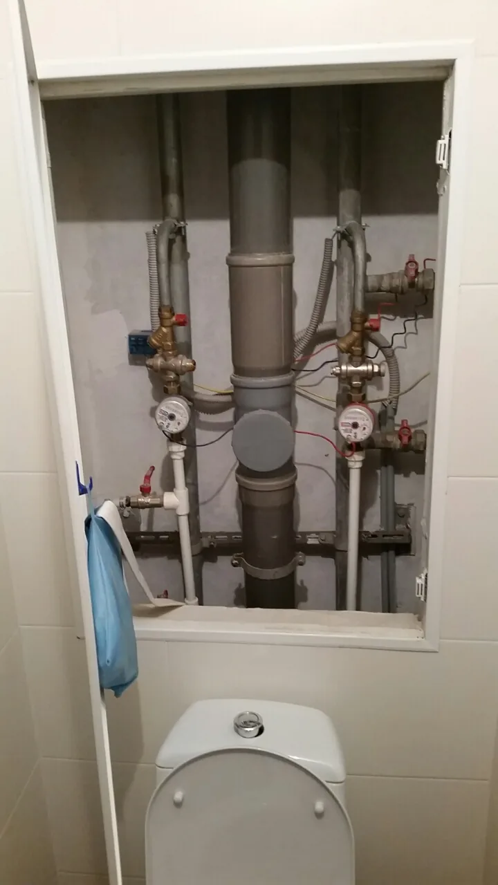 Ревизионный люк и сантехнические узлы после ремонта квартиры